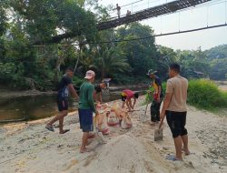 Alat Sederhana Karung Bekas Menjadi Solusi Anggota Satgas TMMD Ke 121 Kodim 1210/Landak Angkut Material Pasir