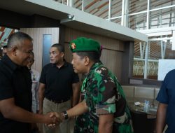 Kapoksahli Mewakili Pangdam XIV/Hsn Mengantar Keberangkatan Pangkostrad Usai Melaksanakan Kunker di Divisi 3/Kostrad*