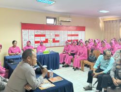 Ketua Bhayangkari Polres Palopo memberikan pengarahan kepada personil Bhayangkari Polsek Wara dan Polsubsektor Wara Barat,