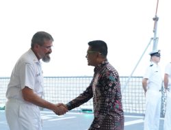 Kapoksahli Pangdam XIV/Hsn Menghadiri Invitation from The Commanding Officer of HMAS Perth Commander Ben Dalton*