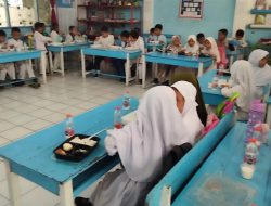Program Jumat Berkah Kapolda Sulsel Irjen Pol Andi Rian R Djajadi, dengan berbagi makanan sehat bergizi kembali berlanjut.