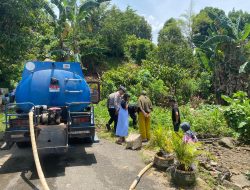 Polres Palopo Menjalankan Bakti Sosial Pembagian Air Bersih kepada Warga Setempat Di Jalan Camar Kota Palopo