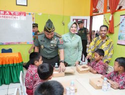 Peduli Anak Sekolah, Pangdam XIV/Hsn Berikan Makan Siang Bergizi, Alat Tulis dan Seragam Sekolah Dengan Gratis*