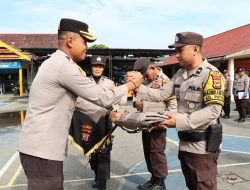 Kapolres Palopo Menyerahkan Rompi Kepada Personil Bhabinkamtibmas Secara Simbolis