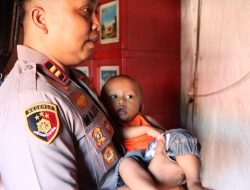 Sat Res Narkoba Polres Palopo, melakukan kunjungan sosial ke rumah seorang balita penderita stunting di Kelurahan Surutanga, Kota Palopo, pada Rabu, 23 Oktober 2024.