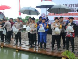 Polda Sulsel Dukung Ketahanan Pangan Nasional Melalui Penaburan 10 Ribu Benih Ikan di Makassar*