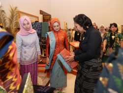 Persit Persatuan Istri Prajurit KODAM XIV/Hasanuddin Tampilkan Kreasi Tenun Khas Tolaki untuk Program #PersitBisa