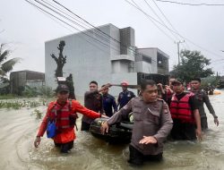 Gerak Cepat Pammat Subdit Gasum Polda Sulsel Evakuasi Korban Banjir di Makassar*