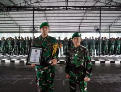 Kasdam XIV/Hsn Serahkan Piala dan Penghargaan kepada Para Juara Lomba Peleton Beranting YWPJ*