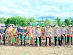 Kapolda Sulsel Tinjau Lahan Produktif dan Tanam Bibit Jagung di Desa Bolli Kab. Bone*