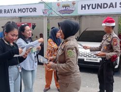 Ipda Arifuddin bersama personel memberikan himbauan dan membagikan brosur kepada masyarakat terkait