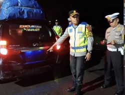 Selain memberikan himbauan, Kapolres bersama personel membagikan segelas kopi kepada pengendara