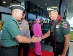 Resmi Menjabat Pangdam XIV/Hsn, Mayjen Windiyatno Tiba di Kota Makassar, Disambut Adat Bugis-Makassar*