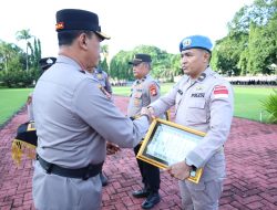 Kapolda Sulsel Pimpin Upacara Pemberian Penghargaan dan PTDH Personel Polda Sulsel*