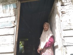 Potret Kemiskinan Di Aceh Timu,Ibu Supiana Tinggal di dirumah tak layak huni.