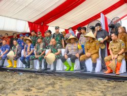 Dukung Swasembada Pangan 2025, Pangdam XIV/Hsn dan Forkopimda Sulsel Laksanakan Penanaman Jagung Serentak 1 Juta Hektare*