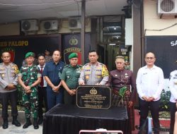 Kapolda beserta rombongan tiba di Polres Palopo pukul 08.00 WITA dan disambut dengan tarian adat Sulawesi Selatan serta rebana.