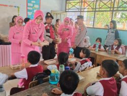 Kemudian, Ketua Bhayangkari Polres Palopo Ny. Nadya Safi’i bersama staf, rombongan perwira, dan personel Polres Palopo