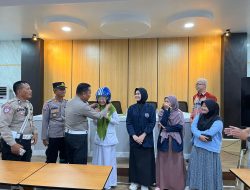 mematuhi rambu-rambu yang ada. Menggunakan helm berstandar SNI untuk keselamatan saat berkendara.