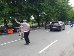 Wujudkan Presisi Polri, Polisi Lalulintas Bantu Warga Menyeberang Jalan*
