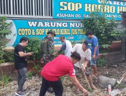 Sabtu Bersih Bersama Koramil 1408-03/Wajo dengan Warga Demi Mencapai Lingkungan Yang Bersih dan Sejuk