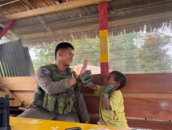 Kedekatan Bripda Wahyu dengan Anak Pegunungan Bintang, Wujud Humanisme Satgas Ops Damai Cartenz-2025