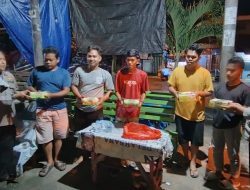 Selain membagikan makanan, petugas juga mengimbau keamanan dan ketertiban masyarakat (kamtibmas),