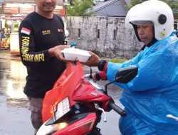 PT. Group Media Center dan Forum Makassar Info Bagikan 250 Paket Takjil dan Nasi Dos di Perempatan Lampu Merah Jalan Sunu