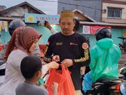 Hari ke-9 Ramadhan, Forum Makassar Info Bagikan 250 Nasi Dos di Jalan Sunu
