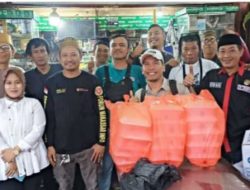 Aksi simpatik bagi Takjil,Hari ke-9 Ramadhan, Forum Makassar Info Bagikan ratusan Nasi kotak di Jalan Sunu