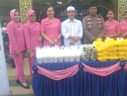 Kegiatan pembagian takjil tersebut dipimpin Wakapolres Palopo, KOMPOL MORENS DANNARI.