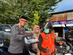 Polres Palopo Gelar Pembagian Takjil untuk Warga yang Melintas
