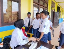 Peduli Kesehatan Masyarakat, Dokkes Polres Boven Digoel Polda Papua Berikan Pelayanan Kesehatan di Sekolah