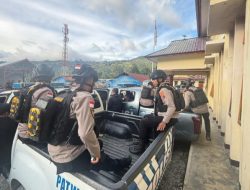 Patroli Sore, Polres Tolikara Polda Papua Ajak Warga Jaga Kamtibmas Dan Keselamatan Saat Beraktifitas