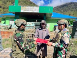 Merah Putih di Ujung Negeri: Satgas TNI dan Warga Amungi Satukan Hati di Balai Desa