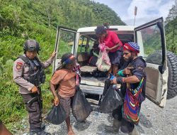 Personel Polsek Tembagapura Berikan Bantuan Pengantaran Bahan Makanan Untuk Keluarga Duka Di kampung Longsoran, Distrik Tembagapura