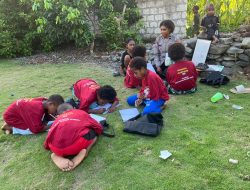 Subsatgas Si-Ipar Polres Jayapura Ajak Anak-anak dan Mama-mama Belajar di Kompleks Bahtera Hebron, Doyo Baru