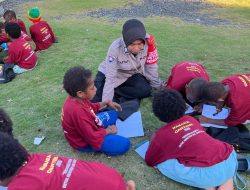 Satgas Si-Ipar Polres Jayapura Berikan Pembelajaran untuk Anak-anak di Komplek Bahtera Hebron Doyo Baru