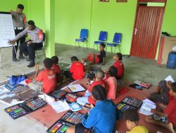 POLRI AJARKAN ANAK-ANAK DI YALIMO MEMBACA MELALUI PROGRAM RASAKA