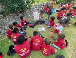 Satgas Si-Ipar Polres Jayapura Berikan Pembelajaran bagi Anak-anak di Kompleks Bahtera Hebron Kampung Doyo Baru