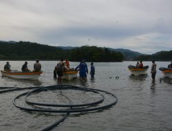Polri Untuk Masyarakat, Direktorat Polairud Polda Papua, Pasang Pipa Bawa Laut ke Enggros