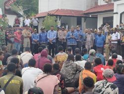 Kedepankan Pendekatan Humanis, Polres Waropen Polda Papua Amankan Aksi Damai Masyarakat Kirihi Walai