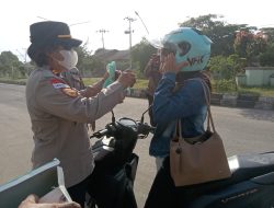 Peduli Dampak Erupsi Gunung Lewotobi, Polsek Alok Bagikan Masker kepada Warga di Sikka