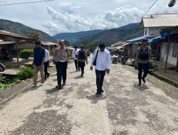 Jelang H-1 Hari Bhayangkara ke-79, Polres Tolikara Gelar Patroli Jalan Kaki dan Sapa Warga untuk Ciptakan Situasi Aman