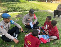 Subsatgas Si-ipar Polres Lanny Jaya Ajarkan Anak-anak Menghitung dan Menggambar di Kampung Yokobak