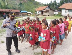 Program Si-IPAR Operasi Rasaka Cartenz 2025 Polres Pegunungan Bintang Hadir Merangkul & Mengajar Anak-anak di Kota Oksibil Kab. Pegunungan Bintang
