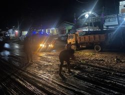 Tim Sar Regu 1 Gasum Ditsamapta Polda Papua Tanggap Bencana Bersihkan Material Longsor Dan Banjir Di Jayapura Selatan