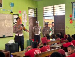 Sat Lantas Polres Tolikara Laksanakan Binluh Dan Edukasi Tertib Berlalu Lintas Sejak Dini Di SDN Karubaga