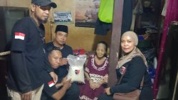 Laskar Garuda Indonesia Bersatu serahkan sembako bagi kaum Dhuafa di sekitaran Jl. Sunu, Lr. 3a