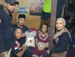 Laskar Garuda Indonesia Bersatu serahkan sembako bagi kaum Dhuafa di sekitaran Jl. Sunu, Lr. 3a